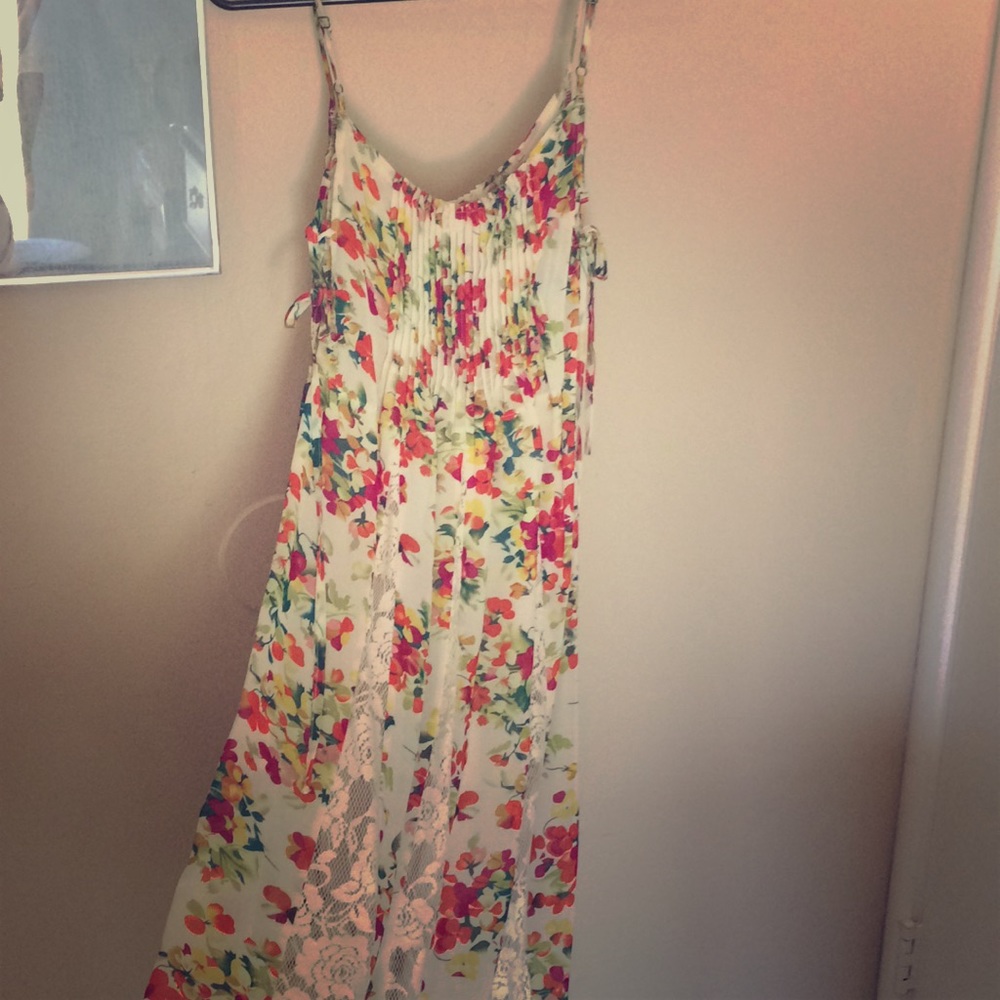 Boutique quality, flower print sun dress 🌼